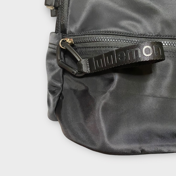 Lululemon New Crew Backpack 22 L with Keychain in Black - OPEN TO GOOD O… - Picture 3 of 12